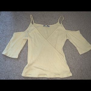 ✨3 for $10✨yellow cut out shoulder top